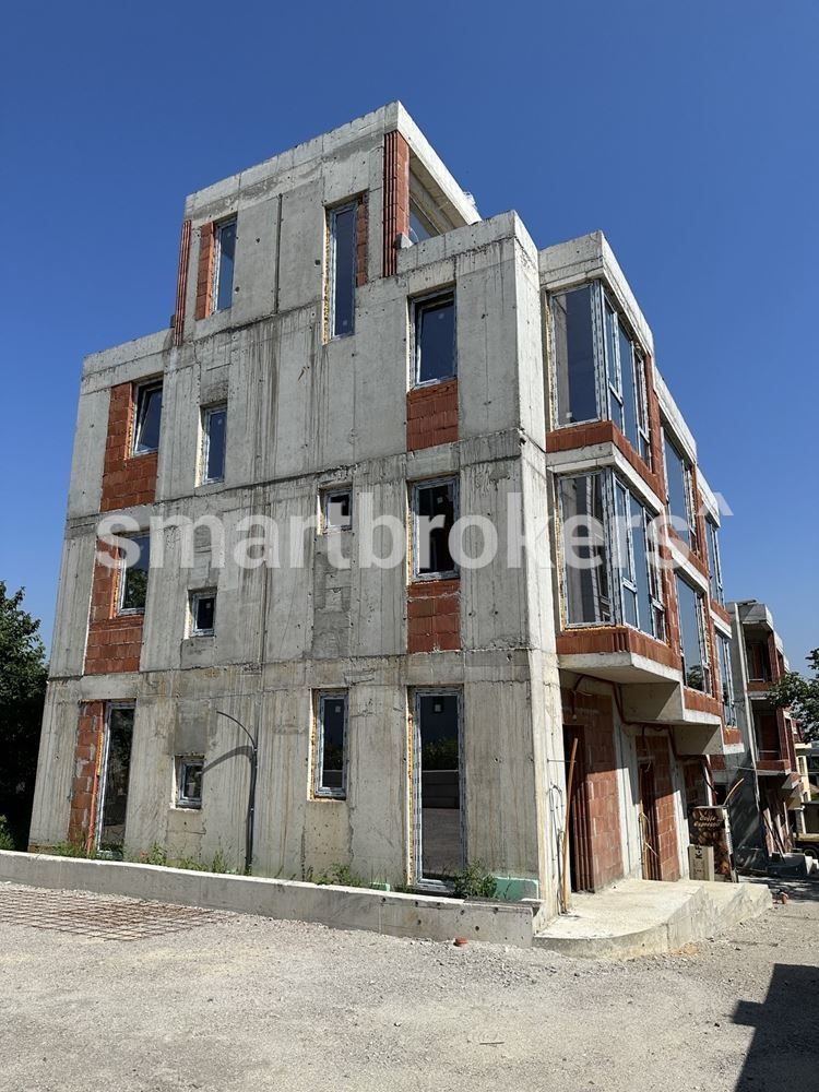 Three-story town house with its own yard, located in a mini-complex next to Vitosha Mountain