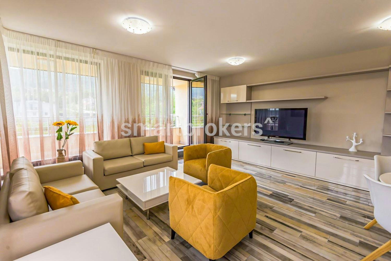 Luxuriously furnished three-room apartment for sale in Simeonovo