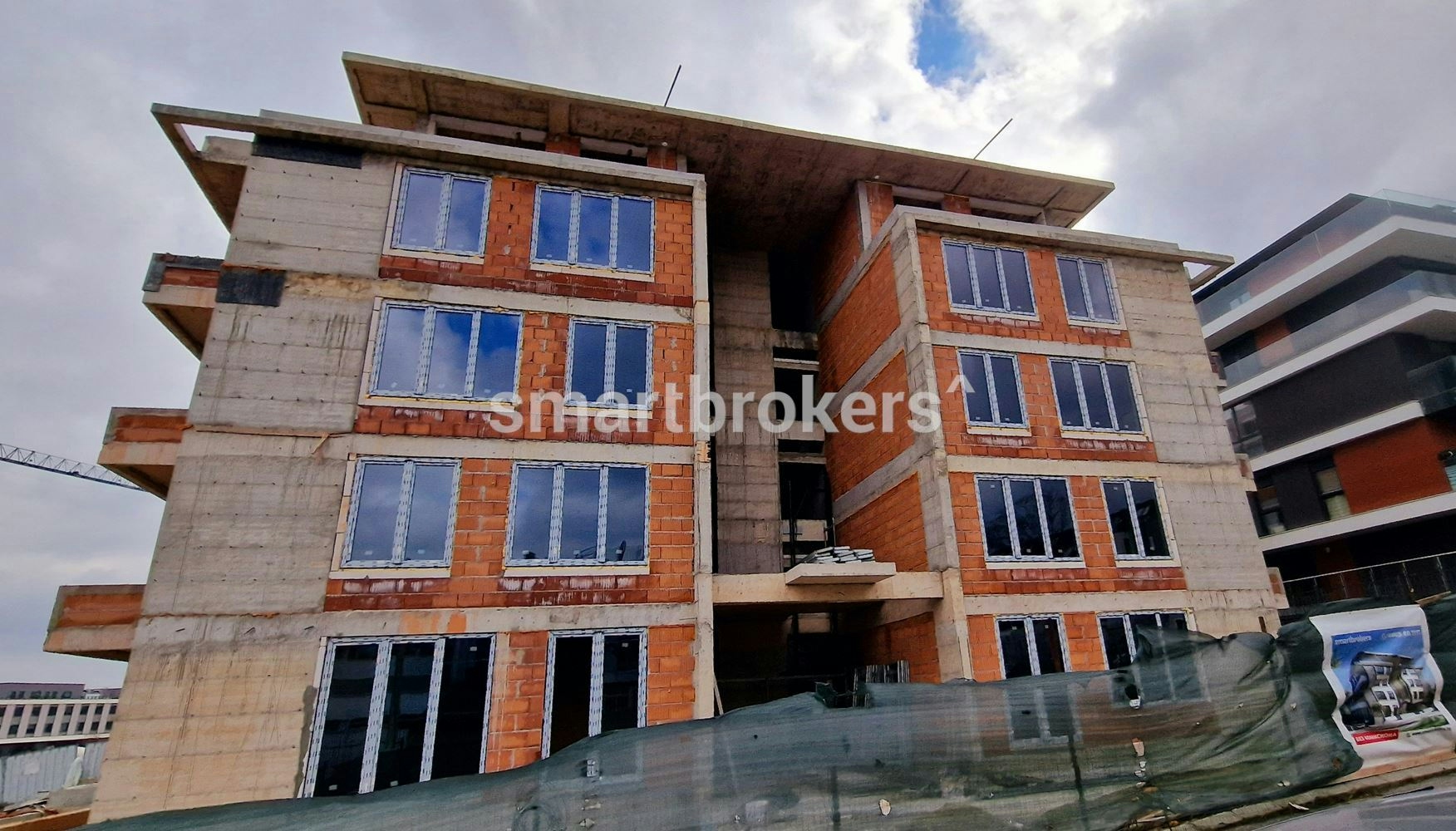 Spacious south-facing ground floor apartment with 2 courtyard terraces and a huge living room