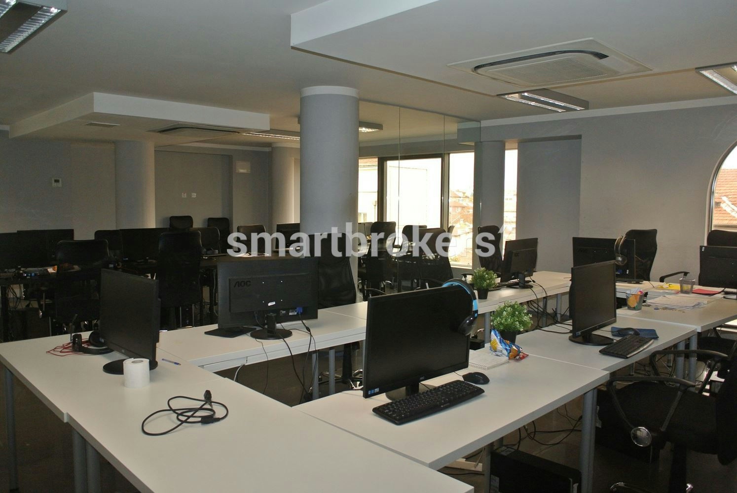 Просторен и светъл офис в представителна сграда в центъра на София