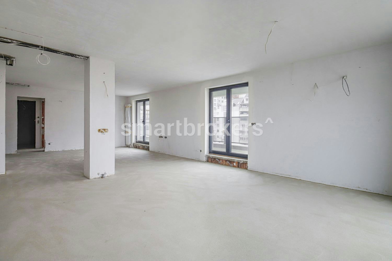 Spacious three bedroom maisonette for sale in Dianabad