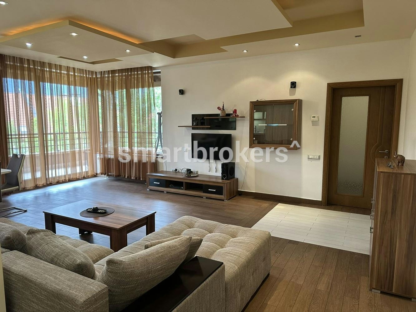 Threer-bedroom apartment for rent in the Maxi complex