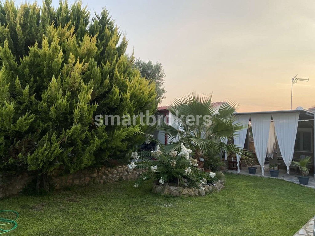Amazing two-bedroom holiday home with private yard on the Aegean coast in Sithonia